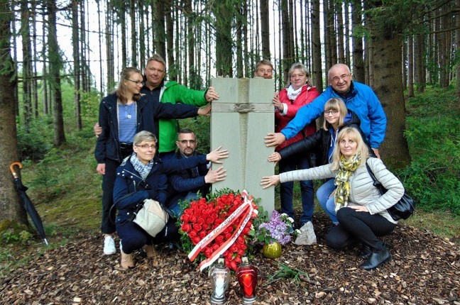 Przy pomniku poświęconym Stefanowi Dudzie