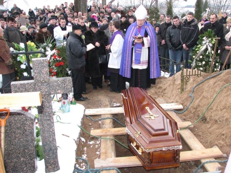 Na pogrzeb ksiedza Artura Śliwowskiego, proboszcza parafii w...