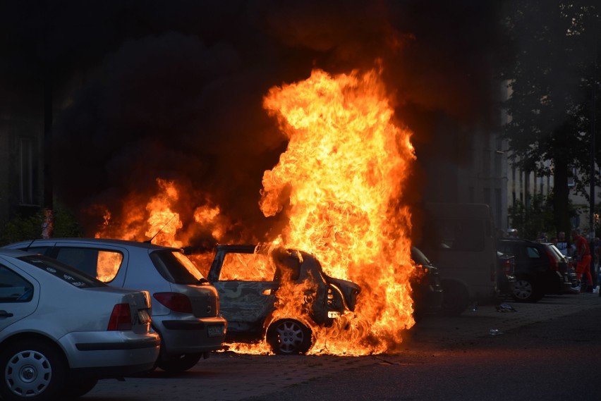 Pożar w Rybniku. Spłonął samochód przy ulicy Kadetów....
