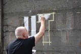 Chełmek. Mieszkańcy odtwarzają obuwniczą fraszkę Sztaudyngera na fabrycznym murze