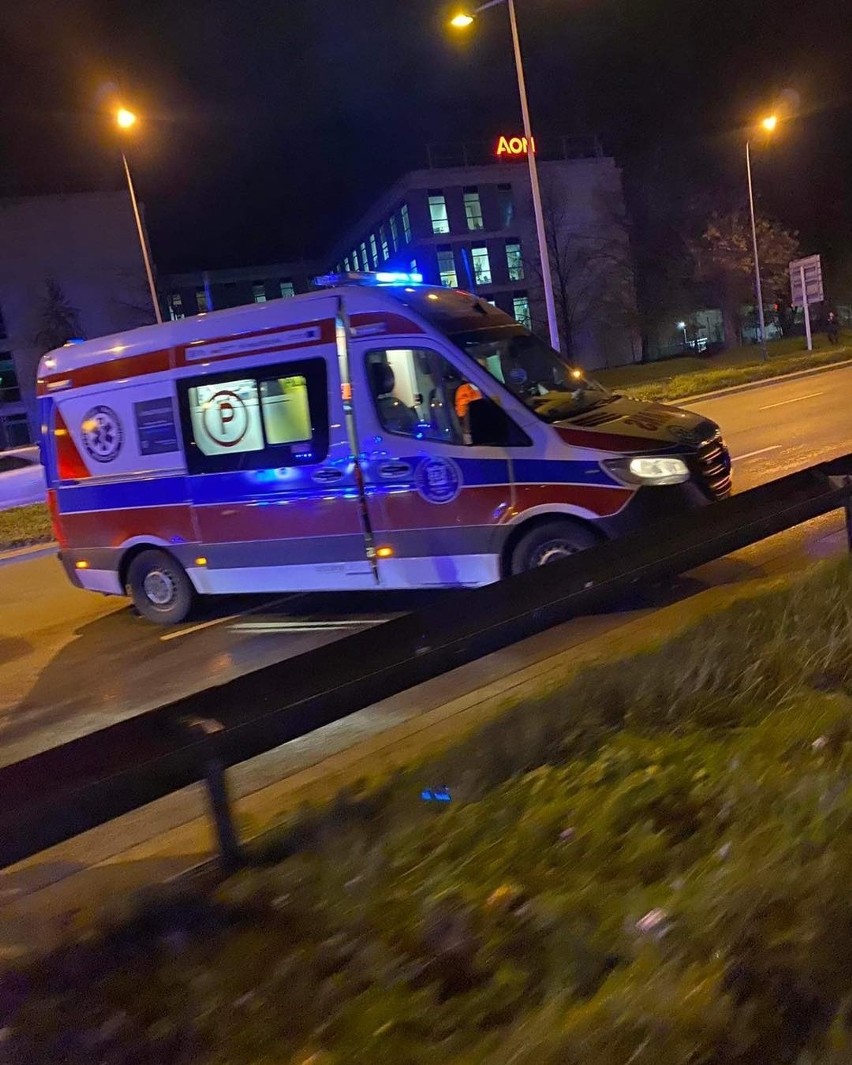 Nocny wypadek w Krakowie. Są osoby ranne         