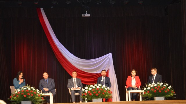 W debacie wyborczej zmierzyło się pięcioro kandydatów do fotela burmistrza Hajnówki. Od lewej: prowadząca debatę Barbara Witosław, Mariusz Agiejczyk, Maciej Borkowski, Marcin Bołtryk, Jadwiga Dąbrowska i Ireneusz Kiendyś