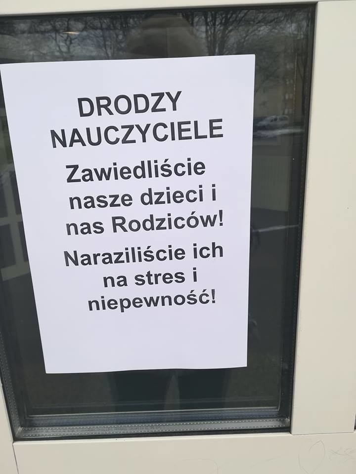 Strajk nauczycieli 2019. Radny PiS z Koszalina wsadził kij w mrowisko. Jest przeciwko strajkowi nauczycieli. Rozkleił z żoną plakaty