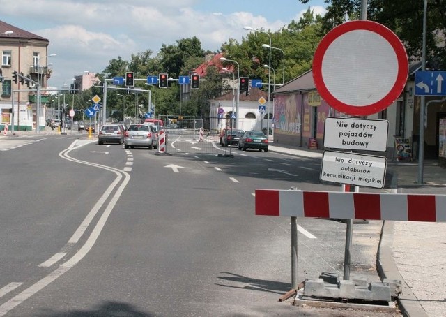 Zniecierpliwieni kierowcy nie zamierzają czekać na otwarcie odcinków ulic Malczewskiego i Wernera, tylko skracają sobie drogę, ignorując znaki.