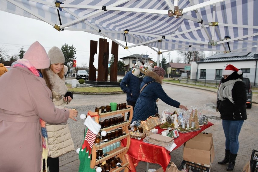 Pierwszy Jarmark Bożonarodzeniowy w Mircu bardzo udany. Były smakołyki, świąteczne ozdoby i Mikołaj. Zobacz zdjęcia