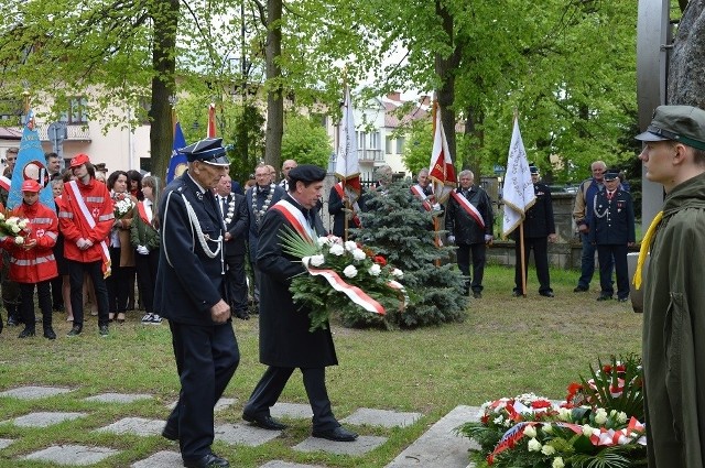 Po mszy delegacje złożyły kwiaty pod pomnikiem na placu kościoła w Białobrzegach.