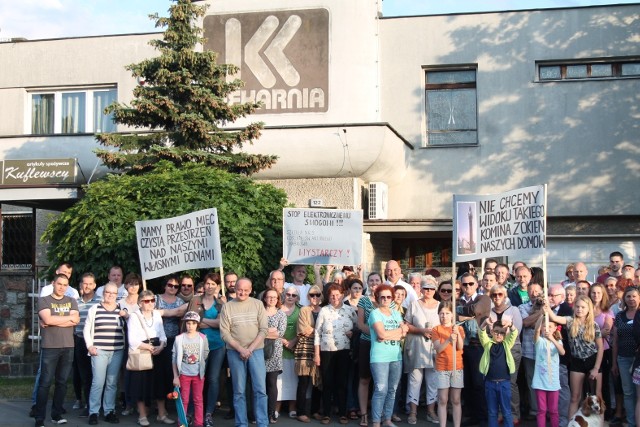 Prawie 300 osób podpisało się pod zaadresowanym do prezydenta Torunia Michała Zaleskiego protestem przeciw planom budowy masztu sieci T-Mobile przy ulicy Zbożowej na Wrzosach. Jest to nowa odsłona konfliktu, który wybuchł tu dwa lata temu. W tle pojawia się również Jar. Protestujący uważają, że nowy maszt ma służyć przede wszystkim mieszkańcom tego osiedla, choć konsekwencje tego poniosą oni. Zobacz także: Miasto rozdało mieszkania dla najlepszych studentów. Mamy zdjęciaMieszkańcy Wrzosów obawiają się, że promieniowanie nadajnika będzie miało negatywny wpływ na ich zdrowie. Ich zdaniem sąsiedztwo masztu spowoduje także  spadek wartości ich domów. Mają również żal, że spraw związanych z budową nikt z nimi nie konsultował.Latem 2017 roku protestujący pikietowali piekarnię Kuflewskich, na której terenie maszt miał stanąć.Polecamy: Robbie Williams wystąpi w grudniu 2019 roku Toruniu. Gdzie? Zaproszenia do zdobycia w Nowościach!- Gdybyśmy wiedzieli, że oddźwięk tego będzie tak negatywny, to byśmy się nie zgodzili - tłumaczył wtedy Krzysztof Kuflewski. - Nie możemy się już jednak wycofać, bo to by się wiązało ze znacznymi kosztami. Inwestor miał do wyboru lokalizację odległą o kilometr, ale wybrał nas właśnie ze względu na to, że u nas jest więcej przestrzeni. Z drugiej strony takie nadajniki spotyka się dziś na każdym kroku, w tym na szkołach i przedszkolach. Gdyby były szkodliwe to wydaje mi się, że nikt by ich tam nie instalował.   