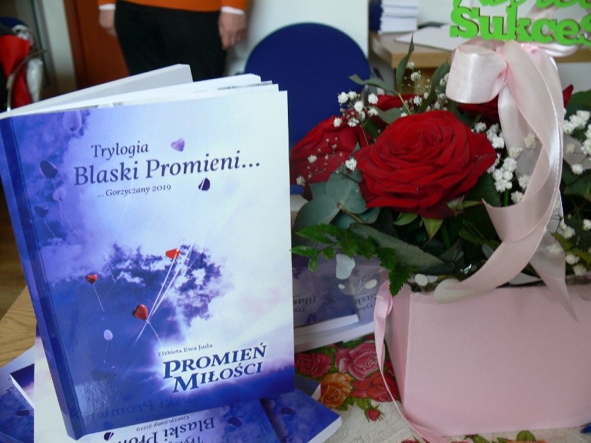 Spotkanie autorskie i promocja książki Ewy Judy "Promień Miłości" w sandomierskim Starostwie Powiatowym