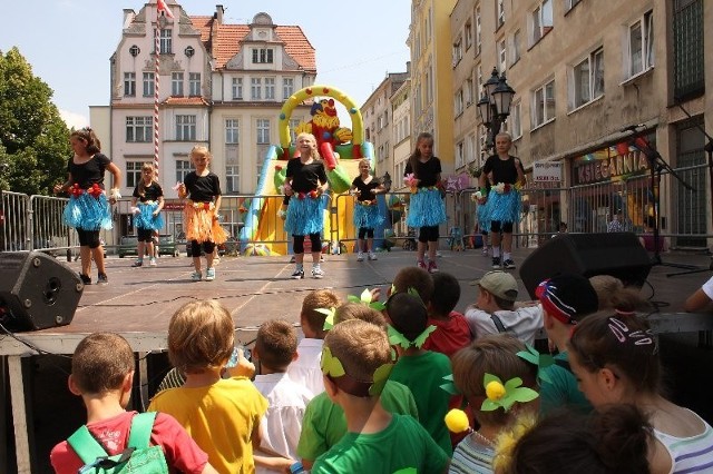 Czwartek był dniem imprezy plenerowej na kluczborskim Rynku. Na zamkniętej dla samochodów części ustawiono scenę.