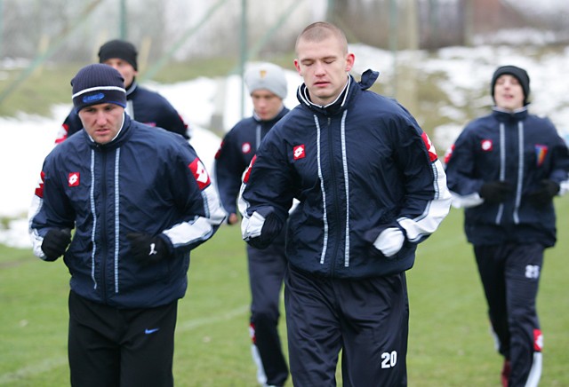 Rafał Grzelak (z lewej) i Przemysław Kaźmierczak trenowali wczoraj pod okiem trenera rezerw Sławomira Rafałowicza.