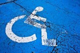 Niepełnosprawni za darmo mogą parkować tylko na kopertach
