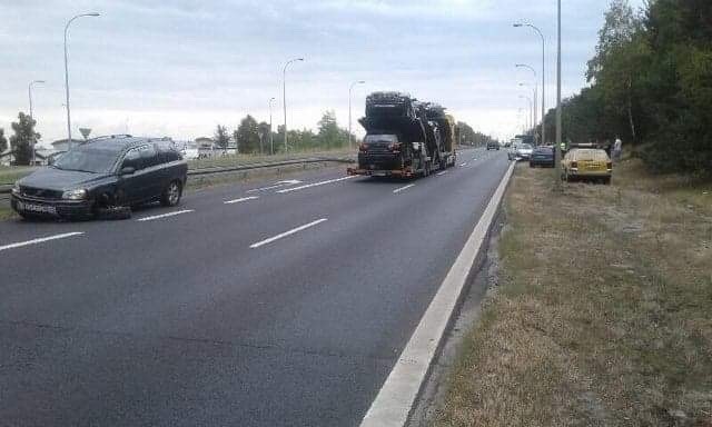 Do zdarzenia doszło w sobotę, 11 sierpnia, w Zielonej Górze na Trasie Północnej na wysokości Makro. Zderzyły się auta marki Volkswagen i Honda. Zderzenie to zwykła kolizja. Nikomu nic się nie stało. Na miejsce jadą zielonogórscy policjanci oraz służby ratunkowe. Na trasie są utrudnienia w ruchu.