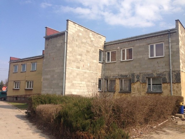 Budynek, w którym siedzibę ma białobrzeski Zakład Usług Komunalnych będzie miał nową elewację i kolektory słoneczne.