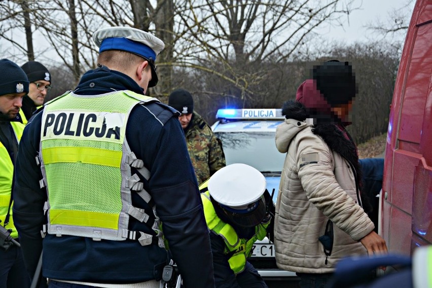 Czerwonka. Zatrzymano 22 nielegalnych migrantów podróżujących busem na niemieckich rejestracjach. Policjanci zorganizowali im ciepły posiłek