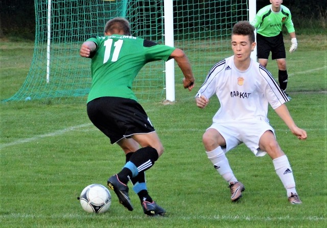 16-letni Eryk Węgiel (przodem, w białej koszulce) jesienią musiał często wychodzić w pierwszym składzie Kalwarianki. Wiosną nie tylko on, ale także wielu jego młodych kolegów, będą wchodzić z ławki do gry.