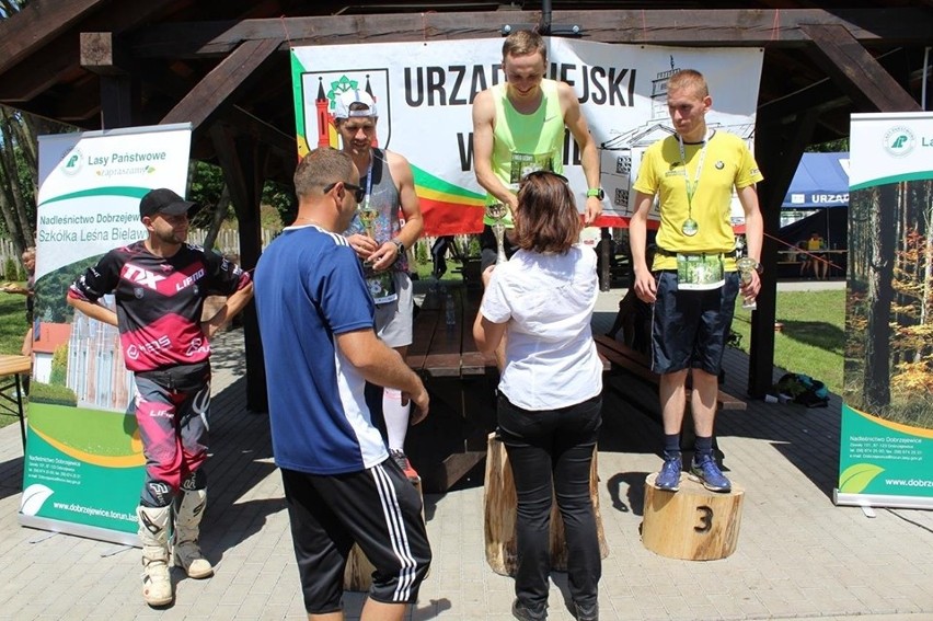 Nim zawodnicy zmierzyli się na leśnych ścieżkach rozgrzewkę...