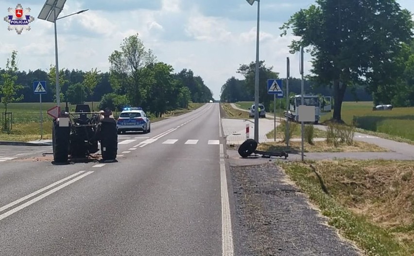 Powiat parczewski: 21-latek chciał wyprzedzić ciągnik, ale doprowadził do zderzenia. BMW wylądowało daleko w polu