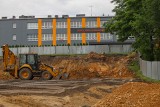 Trwa budowa stadionu sportowego przy Zespole Szkół w Wolbromiu. Będzie tam boisko, bieżnie i trybuny. Zobaczcie zdjęcia 