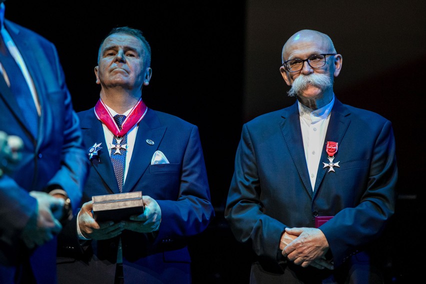 Dariusz Sapiński (z lewej), prezes Mlekovity, z Krzyżem...