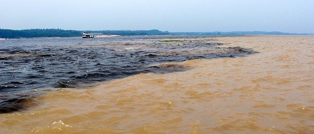 Rio Negro łączy się z Solimoes