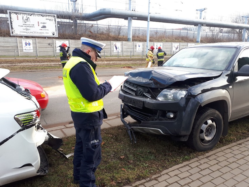 Wypadek na Kilińskiego dzieci trafiły do szpitala. Zderzenie 3 samochodów na ul. Kilińskiego w Łodzi. Zdjęcia