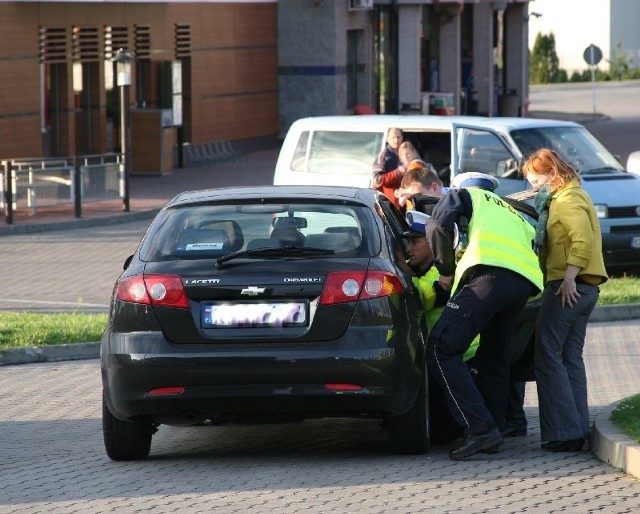 Policjanci najpierw wyciągnęli chorego z samochodu.  