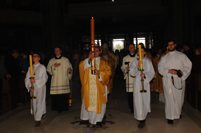 Wprowadzenie paschału-symbolu zmartwychwstałego Chrystusa do kościoła w czasie Wigilii Paschalnej