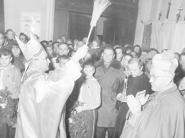 Biskup Ignacy Jeż święci wiernych przybyłych na ingres do koszalińskiej katedry. Obok, po prawej stronie, stoi biskup Wilhelm Pluta, który w tym czasie został ordynariuszem nowo powstałej diecezji gorzowskiej. 