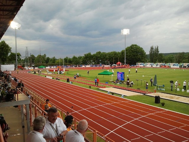 Z ciemnych chmur nad stadionem przy ul. Litewskich na szczęście dotąd nie spadł deszcz.
