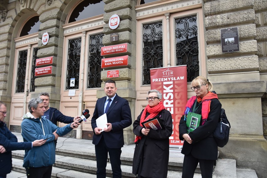 Konferencja przed bielskim Ratuszem.