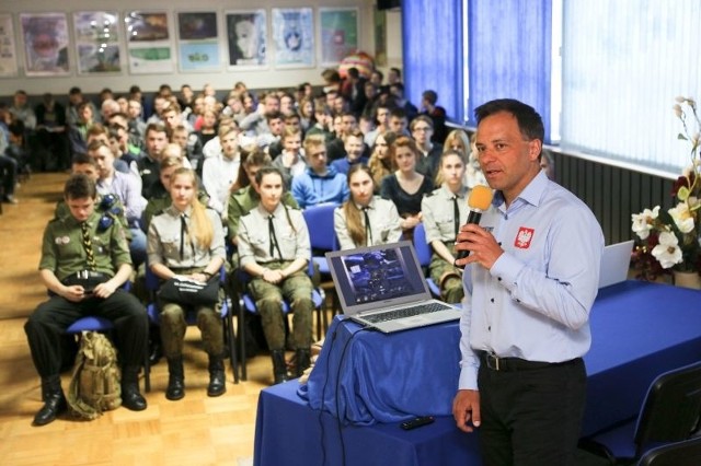 Sebastaina Kawa, wielokrotny szybowcowy mistrz świata opowiadał wczoraj młodzieży w Białymstoku o swojej pasji, zawodach i wielkim wyczynie, jakim był przelot nad Himalajami.