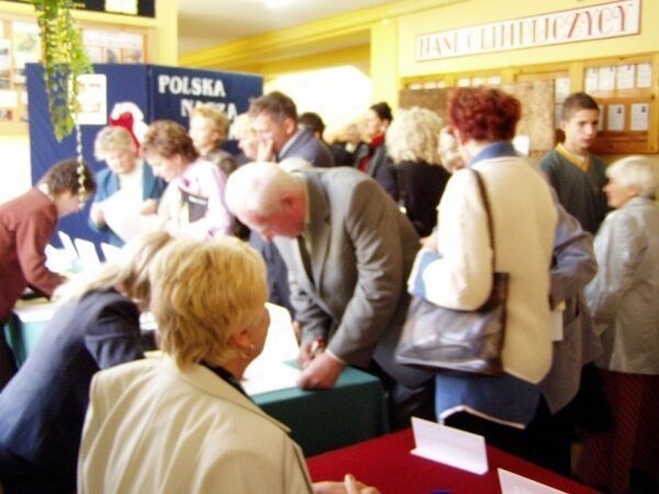 Komisję obwodową, mieszczącą się w Szkole Podstawowej w Szewnie, odwiedziło po mszy świętej tak wiele osób, że brakło miejsca za kotarą i niektórzy wyborcy głosowali na parapetach.