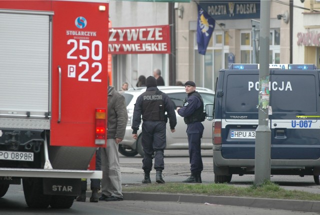 13.02.2008 poznan winiary granat znaleziony w samochodzie poczty policja glos wielkopolski fot. janusz romaniszyn / polskapresse