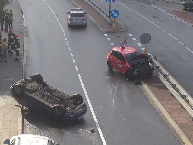 Wypadek z udziałem samochodu egzaminacyjnego na ul. Podgórskiej w Krakowie.