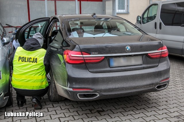 Policjanci z żarskiej komendy, którzy pełnili służbę z niemieckim funkcjonariuszem w przygranicznych Zasiekach podjęli pościg za BMW. Kierowca tego pojazdu nie zatrzymał się do kontroli po stronie niemieckiej. Funkcjonariusze odzyskali auto warte 250 tys. zł skradzione na terenie Niemiec . Do sprawy zatrzymano 41-letniego mieszkańca województwa dolnośląskiego, trafił do policyjnego aresztu.W środę (13 marca 2019 r.) policjanci z żarskiego ruchu drogowego prowadzili wspólne działania z niemieckim funkcjonariuszem w przygranicznych Zasiekach. Wspólna służba ukierunkowana była na ujawnianie wykroczeń oraz przestępstw popełnianych w ruchu drogowym. Przed godziną 11.00 niemiecki policjant otrzymał informację, że po stronie niemieckiej ok. 30 km od granicy prowadzony jest pościg za kierowcą BMW koloru czarnego, który nie zatrzymał się do kontroli. Funkcjonariusze natychmiast udali się w kierunku granicy. Wtedy otrzymali kolejną informację, że BMW nie zatrzymało się także do kontroli kolejnemu, drugiemu już niemieckiemu patrolowi. Funkcjonariusze znajdując się w rejonie stacji paliw zauważyli opisany pojazd, który zbliżał się z bardzo dużą prędkością. Kierowca nie reagował na sygnały świetlne i dźwiękowe, ominął radiowóz pędząc w kierunku miejscowości Brody. Patrol polsko - niemiecki natychmiast ruszył za uciekającym. W pewnym momencie kierowca BMW oddalił się na znaczną odległość, porzucił samochód na skraju lasu na drodze gruntowej w rejonie miejscowości Wcina i uciekł w nieznanym kierunku. Policjanci nie odpuścili, szukali kierowcy dalej. Jadąc w oddali zauważyli na łące uciekającego mężczyznę, jego wygląd był zgodny z ubiorem kierowcy. Funkcjonariusze ruszyli za nim pieszo, zatrzymali go po krótkiej chwili, gdy próbował się ukryć w głębokim rowie.Jak się okazało, samochód marki BMW 7, został skradziony na terenie Niemiec w miejscowości Obernburg am Main tego samego dnia, jego szacunkowa wartość to co najmniej 250 tys. zł. Zatrzymany do sprawy mężczyzna to 41-letni mieszkaniec woj. dolnośląskiego. Został przebadany testerem narkotykowym, który wykazał metamfetaminę. Jak się okazało zatrzymany był poszukiwany do odbycia kary pozbawienia wolności w wymiarze 1 roku i 6 miesięcy za kradzież z włamaniem.Policjanci gromadzą materiał dowodowy w tej sprawie, 41-latek trafił już do policyjnego aresztu, gdzie oczekuje na dalsze czynności. Skradziony pojazd został zabezpieczony i wróci do prawowitego właściciela.