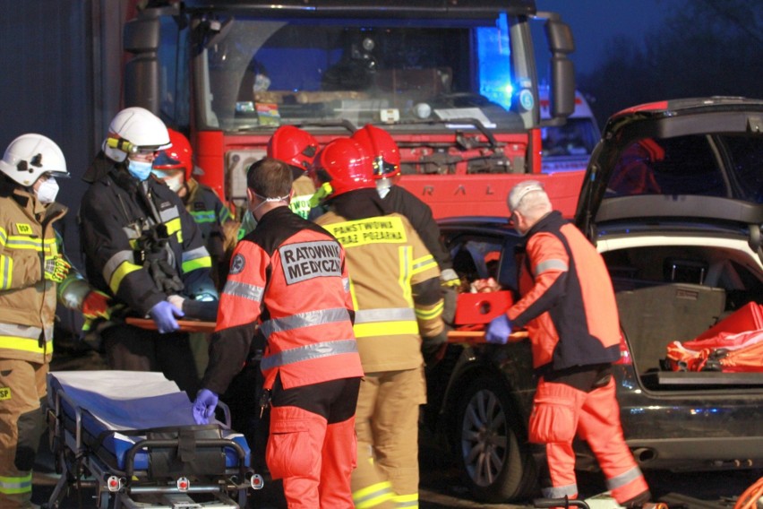 Wypadek w Suchorzowie. Zderzyły się dwa auta osobowe i ciężarówka. 8 osób rannych, w tym kilkunastomiesięczne dziecko [ZDJĘCIA]