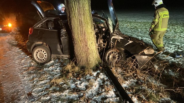 21-letnia kierująca wjechała w drzewo. Do wypadku doszło w Zębowicach w powiecie oleskim.