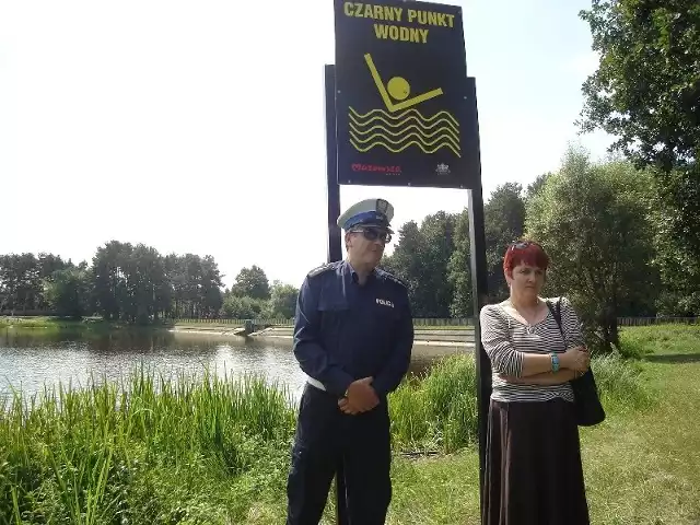 Izabela Chlebna i Andrzej Lewicki mają nadzieję, że tablica będzie skutecznie ostrzegała przed ryzykowną kąpielą