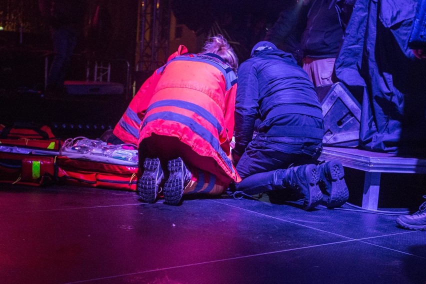 Reanimacja Adamowicza na scenie WOŚP była błędem? Ratownicy...