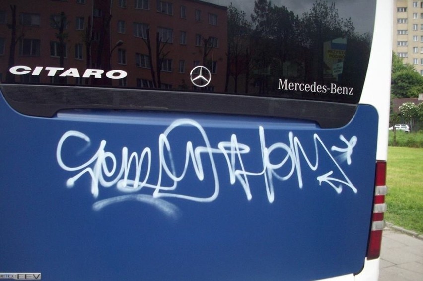 Pseudograffiti na jednym z autobusów