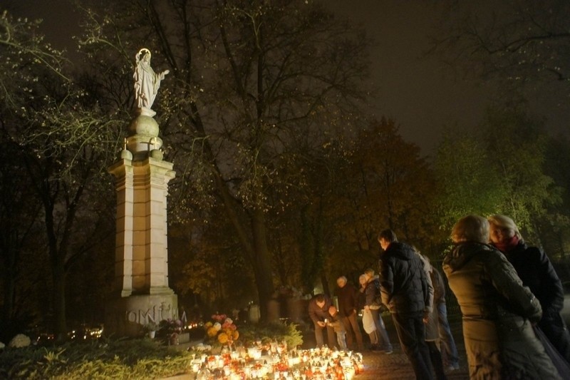 Wszystkich Świętych. Wieczorny spacer po Nowinie [ZDJĘCIA]