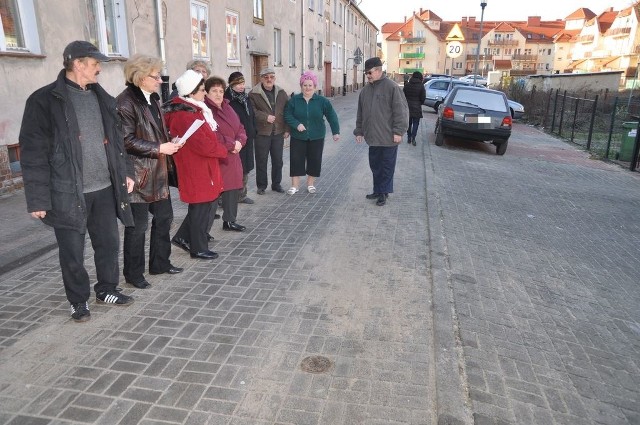 Mieszkańcy kamienicy z ulicy Zaułek nie kryją rozgoryczenia, bo uważają, że ich kosztem poprawiono warunki sąsiadom. 