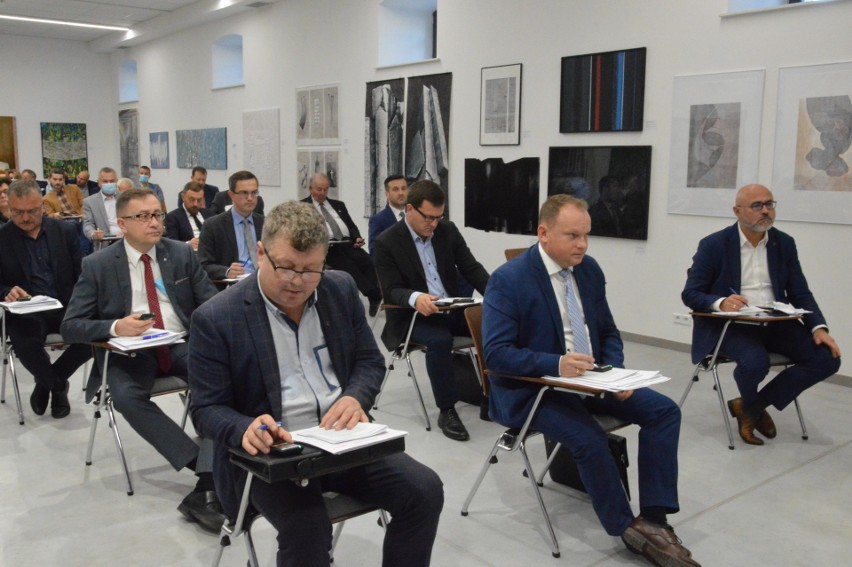 Sesja Rady Miasta w Ostrowcu. Duże podwyżki dla prezydenta i radnych (ZAPIS TRANSMISJI)