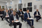 Sesja Rady Miasta w Ostrowcu. Duże podwyżki dla prezydenta i radnych (ZAPIS TRANSMISJI)