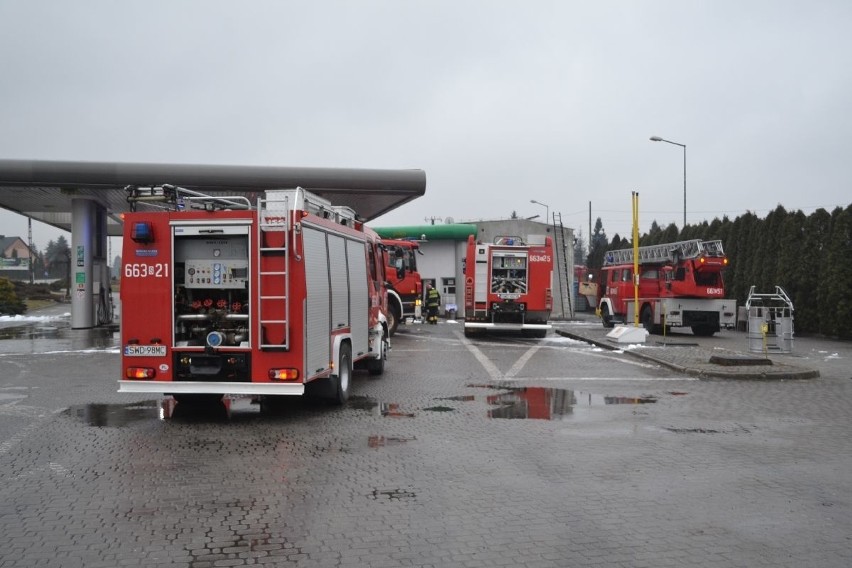 Kilkudziesięciu strażaków gasiło pożar na stacji w...