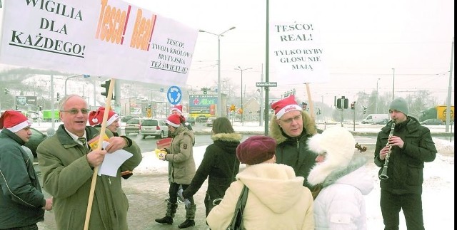 Senator Jan Rulewski (po lewej) wspierał wczoraj protestujących związkowców z Solidarności