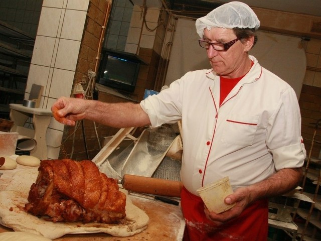 Sztandarowym wyrobem Stanisława Mikanowicza z Przytocznej są faszerowane podrobami szynki zapiekane w cieście chlebowym. Dziś dostał za nie kulinarną perłę.