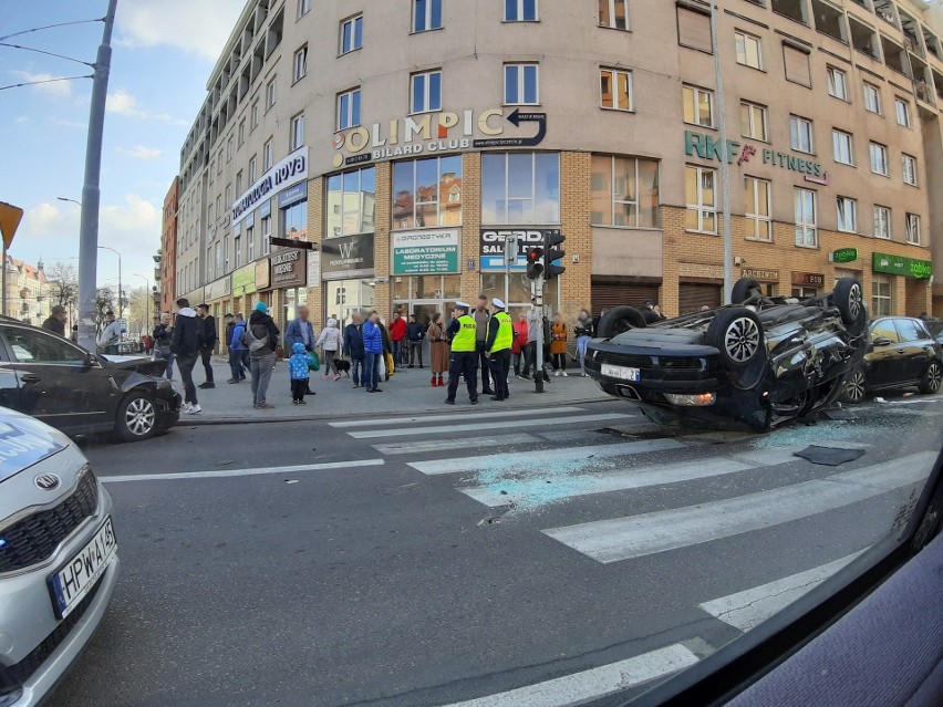 Kolizja na Jagiellońskiej i Bohaterów Warszawy w Szczecinie. Dachował samochód. Kłopoty w ruchu