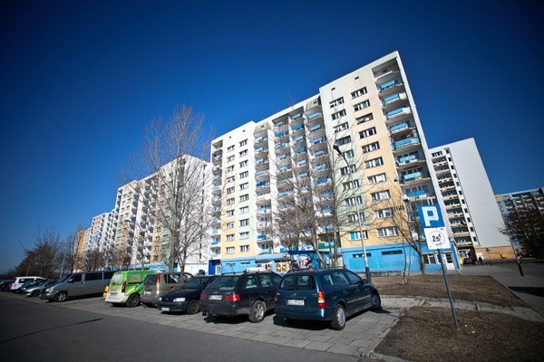 Sprawca wbiegł za kobietą do klatki schodowej i potężnym...