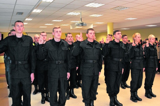Teraz  nowo przyjętych  do służby funkcjonariuszy policji  czeka  ponad sześciomiesięczny kurs przygotowawczy.